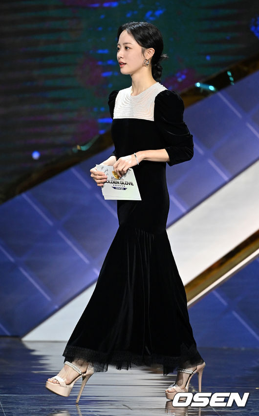On the afternoon of the 10th, 2021 Shinhan Bank SOL KBO Golden Glove Awards ceremony was held at the Seoul COEX Auditorium.Actor Bae Yunkyoung enters for the awards: 2021.12.10