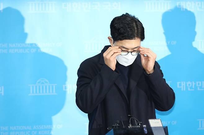 노재승 국민의힘 공동선대위원장이 9일 서울 여의도 국회 소통관에서 기자회견을 연 자리에서 안경을 매만지고 있다. 공동취재사진