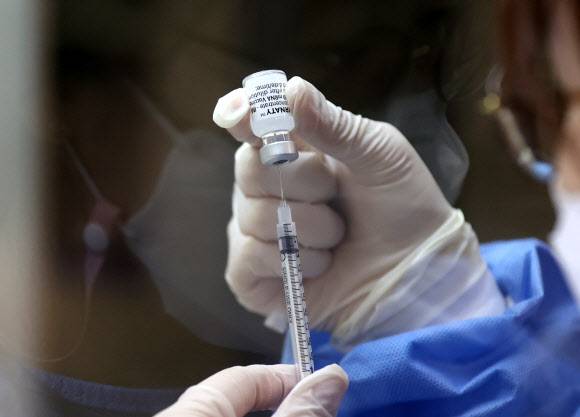 의료진이 화이자 백신을 준비하고 있다. 2021.6.29 연합뉴스