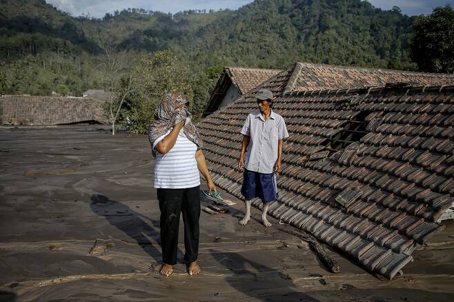 지난 9일 화산 분화로 피해를 입은 주민이 마을을 둘러보고 있다. 사진=AP 연합뉴스