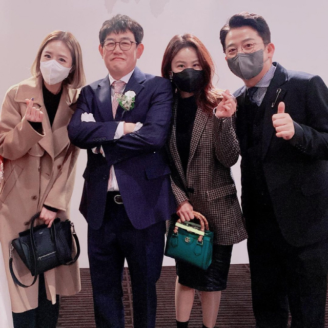 Comedian Lee Kyung-kyu has appeared nervous ahead of his daughters wedding.Koyote Shin Ji posted a picture on his 11th day with his article Kyung Kyu ~ Happy daughters marriage ~ Junho brother, Ji Min was less lonely alone on his instagram.The photo shows Shin Ji, Kim Ji Min and Kim Jun Ho attending the wedding ceremony with Honju Lee Kyung-kyu.Lee Kyung-kyu, who has a neat suit and a coarse corsa, is making an awkward smile as if he is nervous ahead of his daughters wedding.Meanwhile, Lee Kyung-kyus daughter and actor Lee Ye-rim marries soccer player Kim Young-chan after five years of devotion.The wedding ceremony is held privately outside, with only family and close acquaintances invited to prevent the spread of Corona.The celebrations are called by KCM, Lee Soo-geun, Kim Jun-hyun, Cho Jung-min, and Park Gun. Lee Kyung-kyus close junior Yoo Jae-seok and Kang Ho-dong will attend as guests.