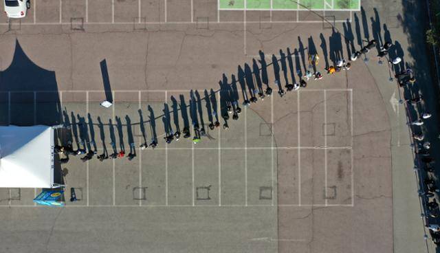 5일 강원 춘천시 호반체육관 인근에 마련된 코로나19 선별진료소에서 시민들이 줄지어 검사를 기다리고 있다. 춘천=연합뉴스