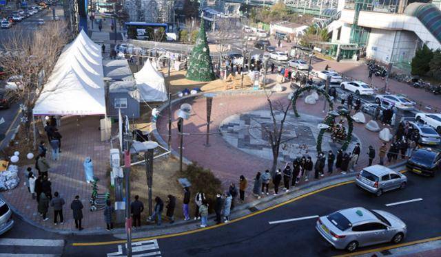 하루 신규 확진자가 7,000명을 넘어 선 8일 인천 미추홀구 주안역 앞에 마련된 선별진료소에서 시민들이 코로나19 검체 검사를 받기 위해 줄을 서 있다. 인천=홍인기 기자