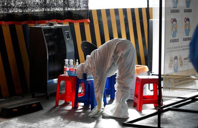 코로나19 일일 확진자가 이틀 연속 7천명을 넘어선 9일 광주 북구 선별진료소에서 보건소 의료진이 스트레칭하며 잠시 쉬고 있다. 광주=연합뉴스