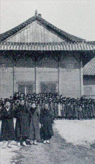 1907년 평양 대부흥운동의 시발지였던 장대현교회 신도들. 기와 지붕을 높게 올린 교회 앞마당에 눈이 하얗게 쌓여 있다.
