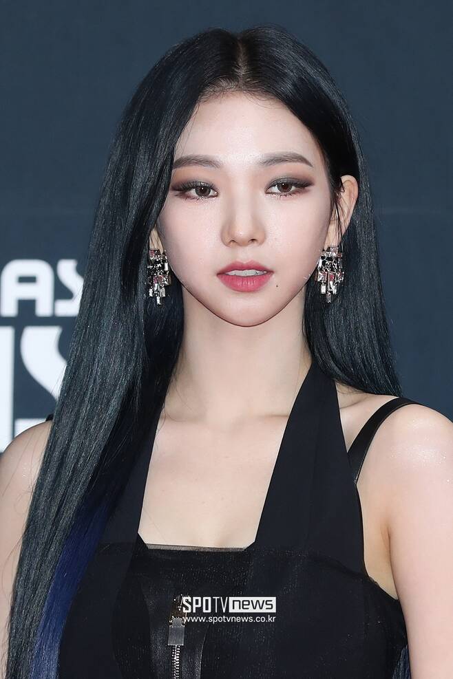2021 Mnet Asian Music Awards (MAMA) red carpet event was held at CJ ENM Studio Center in Tanhyeon-myeon, Paju, Gyeonggi-do on the afternoon of the 11th.Aespa Karina poses.