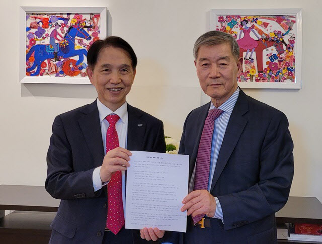 이광형 KAIST 총장(왼쪽)이 배희남 Big 투자그룹 회장(오른쪽)과 KAIST 뉴욕 캠퍼스 설립 양해각서를 서명하고 있다.(사진=KAIST)