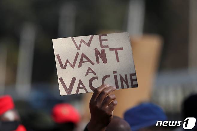 지난 6월 25일 남아프리카공화국 프레토리아에서 백신 접종을 요구하는 시위가 벌어졌다. © 로이터=뉴스1