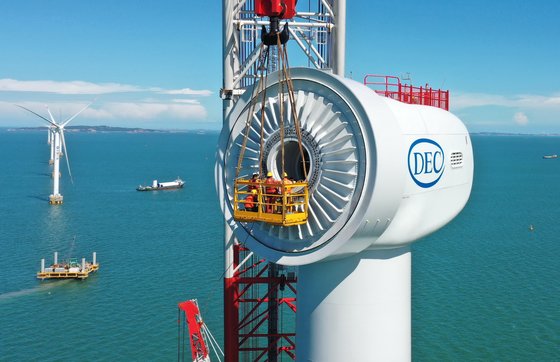 중국 남동부 푸젠성 푸칭의 풍력 발전 단지에 작업자들 해상 풍력 터빈을 설치하고 있다. 신화=연합뉴스