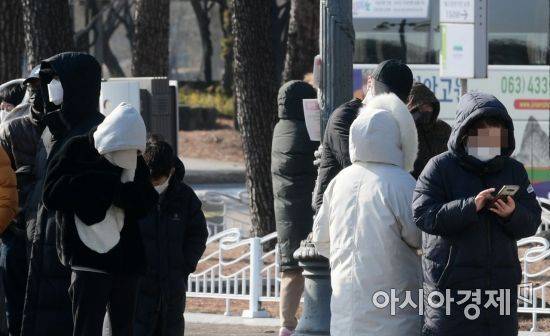 지난 12일 마포구 월드컵공원 내 마련된 임시 선별진료소에서 시민들이 코로나19 검사를 기다리고 있다.