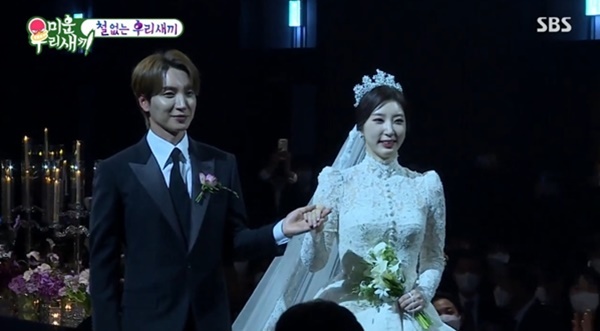 Super Junior Kim Hee-chul watched the Wedding ceremony society of Leeteuk sister Park In-young.On December 12, SBS My Little Old Boy, Kim Hee-chul saw the Wedding ceremony society of Leeteuks sister Park In-young, a member of the same Super Junior.Kim Hee-chul began to see society in a tense manner and laughed in a robotic tone. Super Junior members sat in the guest seat and shone.As the bride march time approached, Leeteuk marched on behalf of his late father, holding his sisters hand; Kim Hee-chul, who watched it, said: I feel strange.Im tearful, he said, drawing a bleak eye-catching.On this day, Yesung called, I am really grateful for taking my sister, and expressed my heartfelt heart by sweetly digesting You or No while shaking numbly.