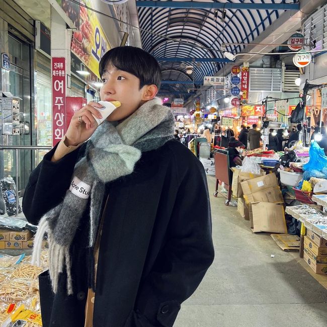 Seventeen DK shared a warm day.On the afternoon of the 13th, Seventeen DK posted several self-portraits on personal SNS, saying market outing.In the photo, Seventeen DK matches a check pattern shawl in a black coat and completes his own boyfriend look.DK has deliciously eaten the rice cake in the paper cup and made a natural boyfriend.Especially, Seventeen leader Escoops was pleased with global fans by leaving a comment saying Take me.On the other hand, DKs Seventeen released its ninth mini album Attacca in October.eventeen DK SNS