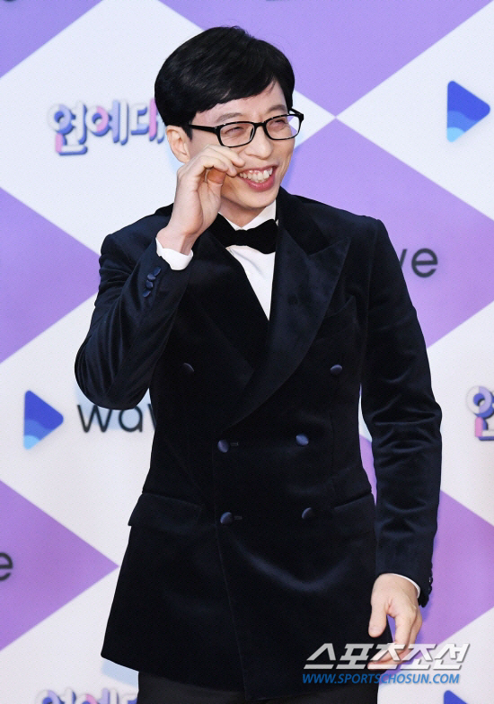 It was not called Yoo Jae Suk for nothing.While the national MC Yoo Jae-Suk has been confirmed by Corona 19, Yoo Jae-Suks movement is being praised by netizens until it is confirmed.Yoo Jae-Suks agency Antenna reported on the 13th that Yoo Jae-Suks Corona 19 confirmed.Yoo Jae-Suk was reportedly judged to have been double-tracked in the Corona 19 test conducted on the same day.According to Antenna, Yoo Jae-Suk completed the second vaccination at the end of September, and after Antennas head You Hee-yeol was confirmed to be Corona 19, he immediately conducted a PCR test and was excluded from the self-discipline.However, Yoo Jae-Suk has refrained from external contact as much as possible after the voice test and has continued to conduct the test with a self-diagnosis kit.Yoo Jae-Suk did not attend the wedding ceremony of Lee Kyung-kyus daughter Lee Ye-rim and Gyeongnam FCs urging player Kim Young-chan, who was originally scheduled to attend.Despite being excluded from the self-pricing list, it was reported that Lee Kyung-kyu had asked for his understanding and decided not to attend.On this day, Lee Ye-rim and Kim Young-chans wedding ceremony was attended by more than 100 guests including many entertainers, and the absence of Yoo Jae-Suk prevented the massive spread.Yoo Jae-Suk, who has refrained from outside activities during the weekend in case of an emergency, headed to SBS Running Man filming site, which was scheduled for the 13th.Even though I arrived at the filming site, I felt abnormal in my body condition and waited in the car. I decided that I needed a test, so I went to the PCR test immediately without getting out of the car and received a corona 19 confirmation.If Yoo Jae-Suk arrived at the Running Man filming site and went down to the filming site and confronted the production crew and the cast, it would take an emergency for the entire Running Man team.The quick judgment of Yoo Jae-Suk prevented contact with the Running Man team and Running Man was able to finish shooting without Yoo Jae-Suk.After the release of the line, netizens are praising Yoo Jae-Suk, who has been acting cautiously despite being diagnosed with voice in the first PCR test and being released from isolation.On the other hand, MBC Hani what to play, which was scheduled for the 15th due to the confirmation of Yoo Jae-Suks Corona 19, was canceled.It is also certain that he will not participate in the SBS entertainment Grand Prix held on the 18th.Yoo Jae-Suk is canceling the scheduled schedule and taking necessary measures in accordance with the guidelines of the authorities.Antenna said, We will do our utmost to ensure the health and safety of artists and staffs in accordance with the policy of the anti-virus authorities.
