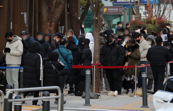 14일 오전 서울 송파구보건소에 마련된 코로나19 선별진료소에서 시민들이 줄을 서서 검사를 기다리고 있다. /사진=뉴스1