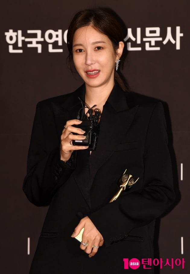 Actor Lee Ji-ah poses at the 29th Korea Culture Entertainment Awards held at Rivera Hotel in Cheongdam-dong, Gangnam-gu, Seoul on the afternoon of the 15th.