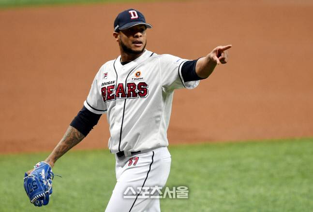 두산 선발투수 미란다가 17일 고척스카이돔에서 열린 2021 KBO리그 KT와 두산의 한국시리즈 3차전 1회 투구 후 덕아웃으로 들어가며 포수를 향해 무언인가 이야기를 하고 있다. 최승섭기자 thunder@sportsseoul.com