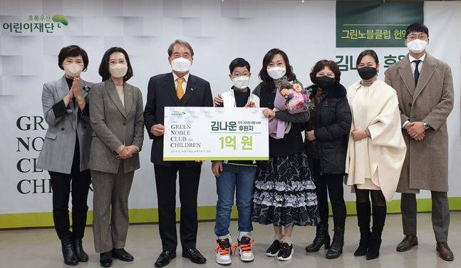 2021년에도 기부로 한 해를 마무리하는 김나운 , 조현규 모자 ⓒ초록우산어린이재단 제공