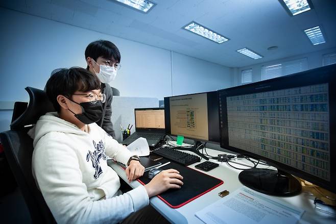 이선재 광주과학기술원(GIST) 생명과학부 교수 연구팀은 인간의 미생물 유전체를 뜻하는 마이크로바이옴을 인공지능(AI)으로 분석하는 연구를 진행중이다. 연구원들이 마이크롬바이오 분석을 통해 나온 미생물의 유전자 정보를 확인하고 있다. 남윤중 제공