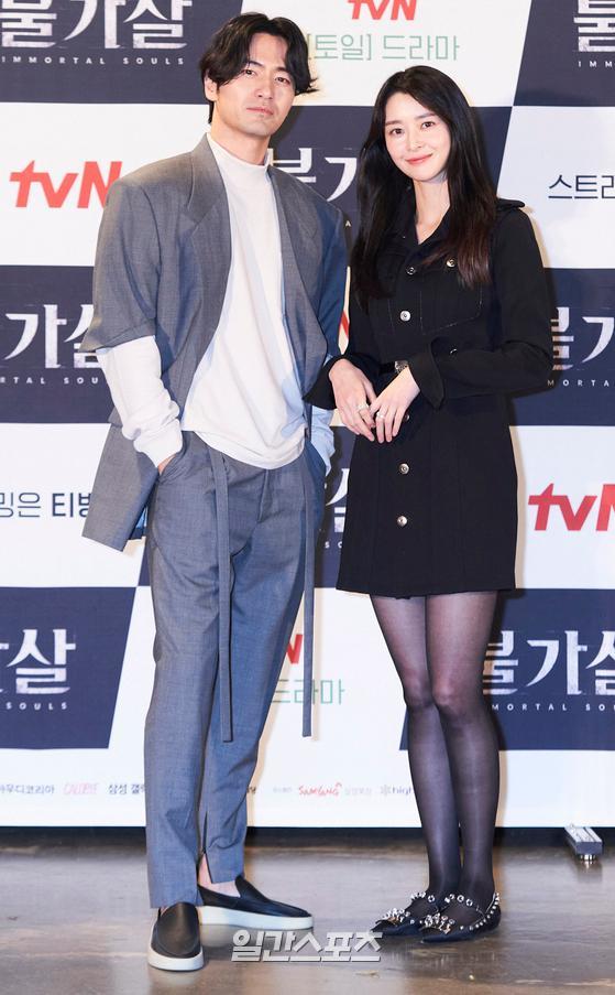 Actor Lee Jin-wook and Kwon Nara attended the TVN new Saturday Drama Irreplaceable You Sal production presentation on the afternoon of the 15th.Irreplaceable You Sal (director Jang Young-woo) is a sad but beautiful story about a man who can not kill or die, who is chasing a woman who repeats Dead Again for 600 years. Lee Jin-wook, Kwon Nara, Lee Jun, Gong Seung Yeon, Jung Jin-young, Park Myung Shin, Kim Woo-seok My back is hot.First broadcast on the 18th.