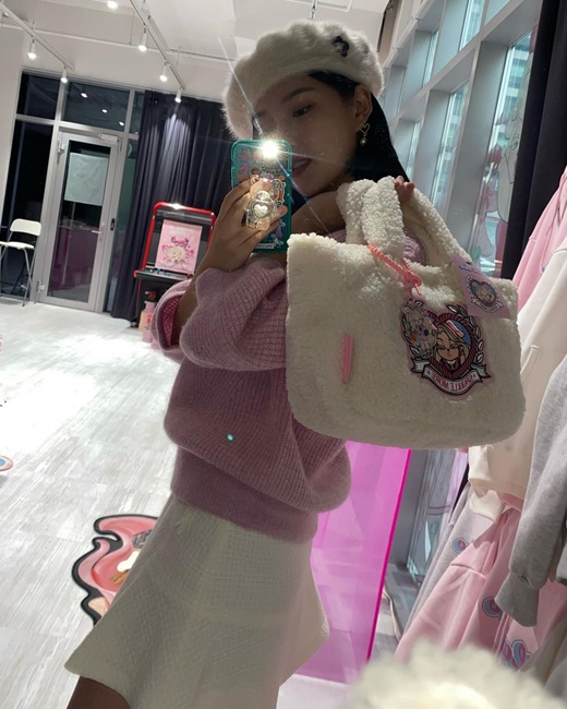 Group GFriend Yerin flaunts fairy beautyYerin posted several photos on his instagram on the 15th without any special comments.In the open photo, Yerin is posing in front of a colorful Christmas tree.Yerin showcased her adorable styling in a pink knit, matching a white flares cut, while her casual mood was saved with adorable white boots, while Yerins slender legs stand out.Yerin, who boasted a fairy beauty with a single hair, also conveyed her youthfulness with a warm Angora beret.Another photo showed Yerin leaving a mirror selfie while popping a cell phone flash.He carried a white shearing bag and made the kitsch styling perfect digestion and eye-catching.Meanwhile, Yerin signed an exclusive contract with the Surbream Artist Agency after the group GFriend disbandment in May.