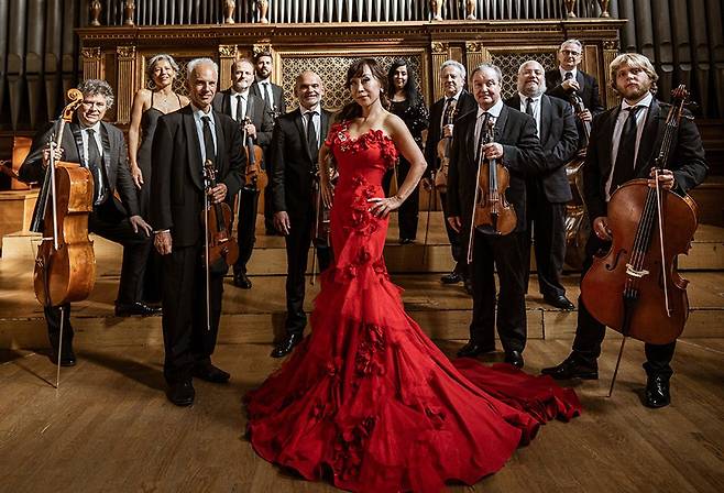 데뷔 35주년을 맞은 소프라노 조수미(가운데)와 이무지치 합주단. 최근 바로크 음반을 발표했고 곧 내한 공연을 갖는다. /크레디아