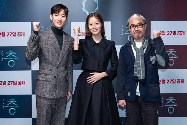 이제훈 문채원 강신일(왼쪽부터 차례로)이 '층'의 온라인 제작보고회에 참석했다. 네이버 바이브, 스토리웨이브픽쳐스 제공