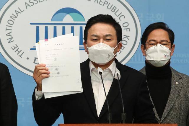 원희룡 국민의힘 선대위 정책총괄본부장이 16일 국회 소통관에서 이재명 더불어민주당 후보의 최측근이 대장동 개발사업 특혜 의혹에 연루됐다는 내용의 기자회견을 하고 있다. 오대근 기자