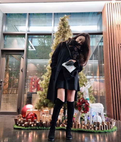 Actor Jung Yu-mi has reported on his recent situation.Jung Yu-mi posted a picture on his personal instagram on the 16th with an article entitled I caring bread.Jung Yu-mi in the public photo is standing in front of a large tree and taking an authentication photo.Jung Yu-mi has a sophisticated all-black fashion and boasts a short skirt and long boots with slender legs.Especially Jung Yu-mi is making a happy expression with a carp bread that seems to have just been purchased in his hand.Meanwhile, Jung Yu-mi has been collecting topics with Kangta since 2020.Jung Yu-mi SNS