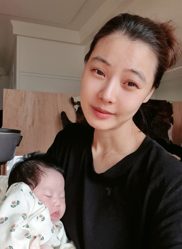 Actor Yoon So-yi shares Odintsovo moms routineYoon So-yi said on his 17th day, My mother and daughter are happy wrestling .. I would like to thank my daughter who sleeps well, eats well, and packs well, whether it is day or night.Your well-being is the peace and happiness of our family. I love you. The photo shows Yoon So-yi holding her sleeping daughter in her arms.Odintsovo Mom Yoon So-yi, who spends a day with her daughter without any time to make up, is tired of parenting and shows her tired expression.Meanwhile, Yoon So-yi married musical Actor Cho Sung-yoon in 2017, and had a daughter Child Birth last November.