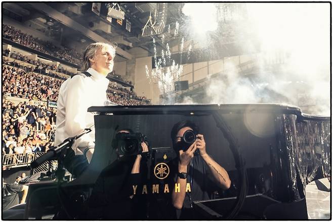 2019년 폴 매카트니 미국 공연 촬영에 여념없는 김명중의 모습이 피아노에 비치고 있다.