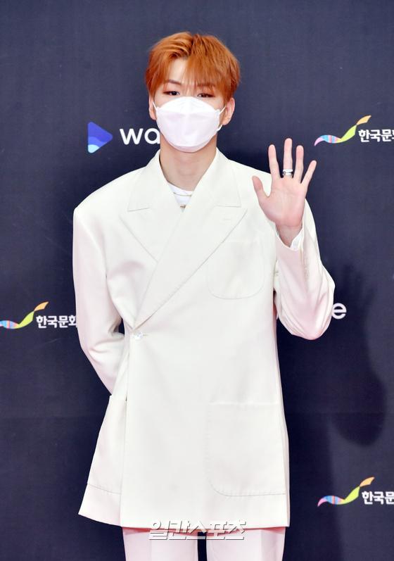 Singer Kang Daniel attends the KBS 2021 KPop Festival red carpet event held at KBS in Yeouido, Yeongdeungpo-gu, Seoul on the 17th and has photo time.