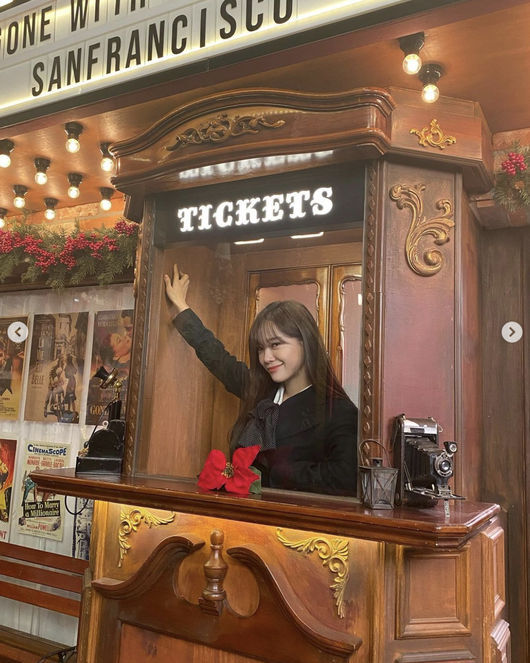 Singer Kim Se-jeong showed off her cute sideKim Se-jeong posted a picture on his SNS on the 17th with an article entitled Mary Christmas.Kim Se-jeong is wearing a black coat and has a long straight hair that shows a pure face. Kim Se-jeongs charm and smile are outstanding.Kim Se-jeong will also be MC with Jun Hyun-moo and Lee Sang Yi in MBC 2021 2017 MBC Entertainment Awards to be aired on the 29th.