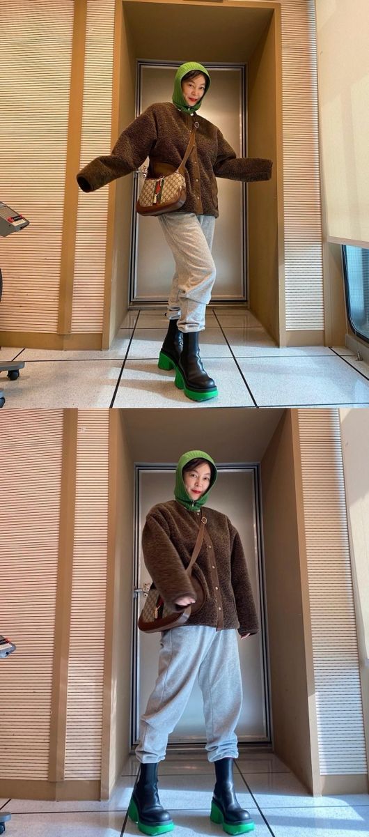 Hwa-Jeong Choi showed off her extraordinary fashion sense.On the 17th, SBS PowerFM Hwa-Jeong Chois Power Time official Instagram said, I would like to post that there are many people who are wondering.I do not worry about the cold, I do not worry about the cold. In the open photo, Hwa-Jeong Choi is wearing a fly jacket, training pants and unique design boots.Especially, I wear Bara, which is emerging as a hot popular item recently, and my 20s are also showing off my amazing fashion sense.Hwa-Jeong Choi, who boasts beauty for an incredible age of 61, is a slim figure and has a variety of fashions, adding a luxury bag to a luxurious atmosphere.Meanwhile, Hwa-Jeong Choi is actively working on SBS PowerFM Hwa-Jeong Chois Power Time, Channel A, SKY entertainment Afflicted Couple to Get Hot Again.Hwa-Jeong Choi SNS