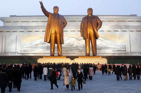 지난 16일 김일성 김정일 기념 동상 앞에 모인 북한 주민들 AP연합뉴스