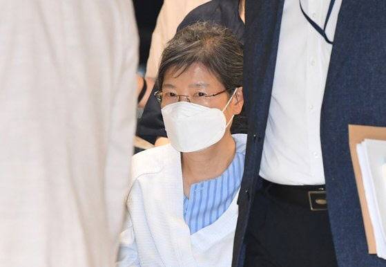 서울구치소에 수감 중인 박근혜 전 대통령이 지병 치료차 입원하기 위해 지난 7월 20일 오후 서울 서초구 서울성모병원으로 들어서고 있다. (사진=연합뉴스)