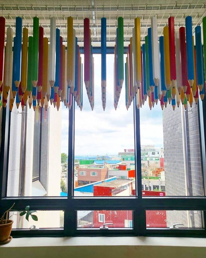 동해 '묵호 등대' 부근에 지난 10월 문 연 '연필뮤지엄'. 루프톱은 묵호 등대와 묵호항, 논골담길을 조망하는 또 하나의 전망대다. / 동해시