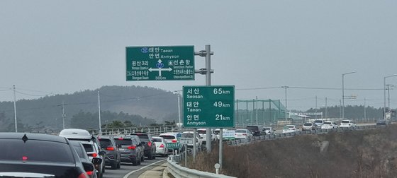 보령해저터널을 빠져 나와 안면도 방향으로 가는 국도 77호. 김방현 기자