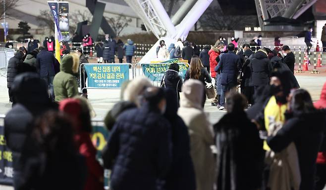 17일 서울 올림픽공원 체조경기장에서 열리는 가수 나훈아 'AGAIN 테스형' 콘서트를 찾은 관객들이 공연장 입장을 기다리고 있다. [연합]