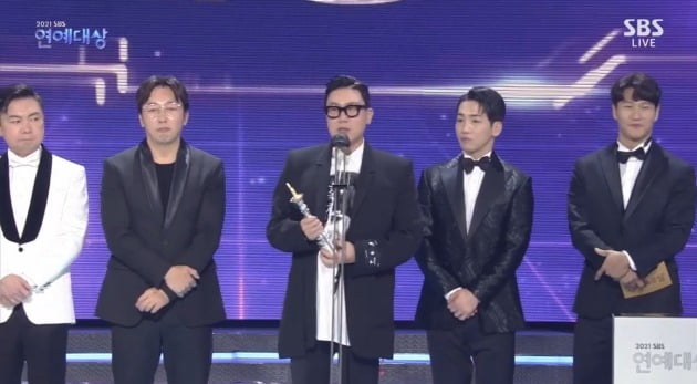 SBS My Little Old Boy team won 2021 SBS Entertainment Grand Prize group awards.The girls who beat the goal became the program that produced the most awards.The 2021 SBS Entertainment Grand prize, which was broadcast live on the afternoon of the 18th, was set up as a society of singer Lee Seung-gi, broadcaster Jang Doyeon and model Han Hye-jin.On this day, Golden Woman swept the major awards categories including Choi Woo Awards, Best Program Award, New Artist Award, Director Award, Artist Award, Best Couple Award.This years Goallady craze led to the achievement of being the eight-time champion.On the other hand, the Grand Prize honor went to all of the My Little Old Boy team.Lee Sang-min, who took the stage, said: I have received the 2017 years rookie award here, the 2018 Right Awards, the 2019 Best Couple Award, the 2020 Best Awards, and this years Grand Prize.I am grateful, he said.Tak Jae-hun said, I intuitively thought it would be a close-up confrontation between Ji Suk-jin or Lee Sang-min.Running Man team was also suffering, so I thought it was a grand prize even if I gave someone, but I was surprised to have given My Little Old Boy team as a group. Lee Sang-min did a lot of bad things in My Little Old Boy.I am preparing to think about how to get my feelings when Lee Sang-min is in the middle of it. I am so grateful. He also said, My Little Old Boy has mothers and there is a feeling that the Avengers are mixed. I will give the prize to others.Im Won-hee said, I thought Lee Sang-min would receive it, but I am glad that the whole team has received it. Thank you to those who came and persuaded me when I refused My Little Old Boy.I want you to love me a lot in the future, he said.Seo Jang-hoon said, I have been recording high TV viewer ratings for five years when TV viewer ratings are difficult to come out as these days.I am grateful to the viewers who keep watching. Thanks to many people and their mothers. I am grateful for being together. Kim Jong-kook said, If you are a group, I would like you to give it under Mothers name.Thank you, said Park Gun, who vowed to go up to the place youve laid down and Im so grateful; Ill work harder next year.Finally, Shin Dong-yup said, I am sorry that you would have wondered if you watched the Grand Prize Who while watching TV.You think that only one person will be given, but it seems that it was difficult to decide from the production team.I am grateful that you will continue to be healthy and enjoy My Little Old Boy together with Kim Gun-mos mother and Park Soo-hongs mother who can not be together now.Lee Sang-min emphasized, Everyone who appeared as My Little Old Boy such as Oh Min-seok, Lee Tae-sung, Kim Hee-cheol and Choi Jin-hyuk received it together. Shin Dong-yup also said, We are not Ugly Ducklings but My Little Old Boy.Grand prize = My Little Old Boy teamProducer Award = Lee Seung-gi (All The Butlers Integrated, Eat Eats and Eats, Loud)Honorary Temple Award = Ji Suk-jin (Running Man)Choi Woo-Awards = Park Sun-young (Them Hitting Hits), Yang Se-chan (Running Man), Tak Jae-hun (My Little Old Boy, Shoes naked and Dolsing Forman, Tikataka)Best Program Award = Them Goal-Shitting (Show and Sport), Running Man (Variety Division)Right Awards = Them Strikes captains, Kim Jun-ho and Im Won-hee (My Little Old Boy, Shoes naked and stone-singing man), Lee Ji-hye (Sangmong 2)Excellence Program Award = Legendary Stage Archive K, Lowd (Show and Sport) and Shoes naked and Dolsing Forman (Talk Division)Special Award = Baek Jong-wons Alley RestaurantBest Couple Award = Lee Soo-geun and Bae Sung-jae (The Girls Hitting Goals)Best Teamwork Award = All The Butlers Integrated TeamBest Family Award = Sangmyong 2-You Are My Destiny TeamThis years Artists Award (12): Shin Dong-yup (I need My Little Old Boy, Warmance), Tak Jae-hun and Lee Sang-min (My Little Old Boy, Shoes Take Off and Dollsing Forman), Lee Kyung-gyu (Eat Eat Eat Empty), Lee Seung-gi (All The Butlers Integrated, Eating Empty, Eating Empty), Park Sun-young (their beating), Yoo Jae-Suk and Ji Suk-jin and Kim Jong-kook (Running Man), Kim Gura (Dongsangmong 2), Seo Jang-hoon (Dongsangmong 2, My Little Old Boy), Yang Se-hyung (All The Butlers Che)Next Levels = Jang Doyeon (I need a warms, a story about tailing)Direction Award = The Girls Hit Goals Directions (Kim Byung-ji, Lee Chun-soo, Choi Jin-chul, Hyun Young-min, Baek Ji-hoon, etc.)Broadcast Writers Award = Jang Jung-hee (Strangers to Hit Goals), Yang Hyo-im (Running Man), Kim Yoon-hee (Teelpaem), and Hwang Chae-young (I Want to Know)Radio DJ Award = Boom (Boom Boom Power), Lee Sook-young (Love FM)Radio Rookie of the Year = Park Ha-sun (Cinetown)Rookie of the Year = Lee Seung-yeop (eating side and playing ball), Lee Hyun-yi (these beating the goal), Park Gun (My Little Old Boy, Law of the Jungle)