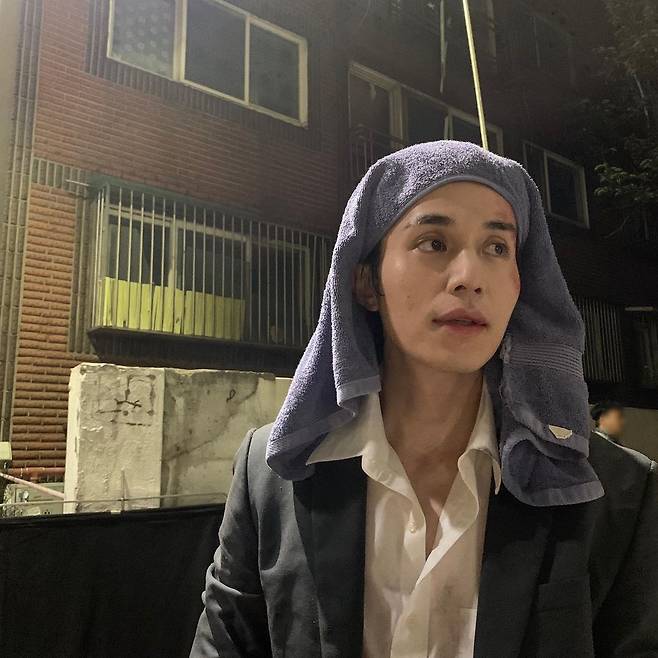 Actor Lee Dong-wook showed off his luxury visuals and focused on netizens attention.On the 18th, Lee Dong-wook posted several photos with the article Dary of the sequence through his personal instagram.Lee Dong-wook, in the public photo, is pictured with a towel on his head, especially his distinctive features, which drew the admiration of the viewers.Meanwhile, Lee Dong-wook is appearing on TVN Drama Bad Anne Crazy.iMBC  Photo Source Lee Dong-wook Instagram