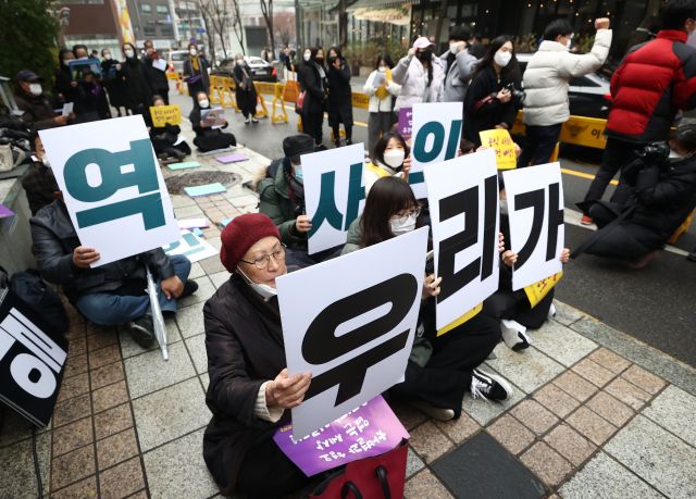 지난 15일 서울 종로구 주한일본대사관 앞에서 일본군 위안부 피해자 문제 해결을 위한 정기 수요시위가 열리고 있다. 연합뉴스
