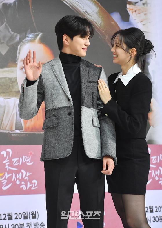 Actor Yoo Seung-ho and Lee Hye-Ri attended the KBS 2TV New Moon drama Flowering Moon Thought production presentation held at KBS annex in Yeouido, Seoul on the afternoon of the 20th.Thinking of the Flowering Moon (directed by Hwang Ik-hyun) is a pursuit romance of a Monshine woman who tries to change her life by making a principled inspection and drinking that cracks down on Moonshine workers in the era of the most powerful temperance in history.First broadcast on the 20th.