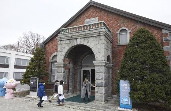 정경진 해설사와 함께 수도박물관 본관을 둘러본 소중 학생기자단. 1907년 지어진 건물로 당시 유행한 건축 양식을 따랐다.