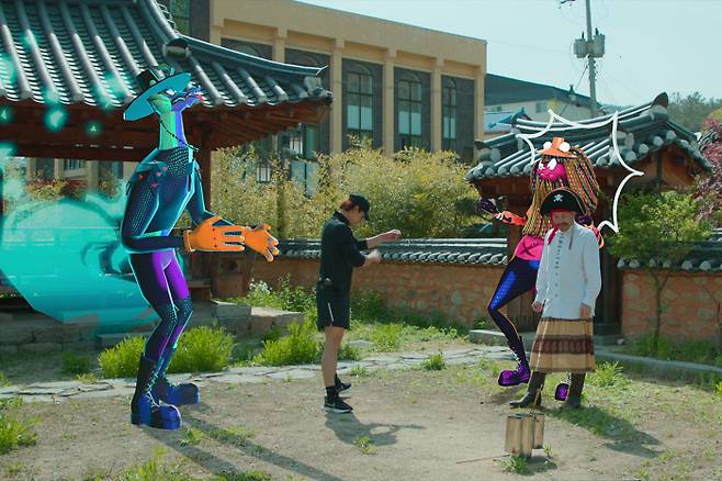 넷플릭스 <먹보와 털보>의 한 장면. ‘먹보’ 비(정지훈)와 ‘털보’ 노홍철의 캐릭터를 따로 제작해 화면에 입혔다. 넷플릭스 제공