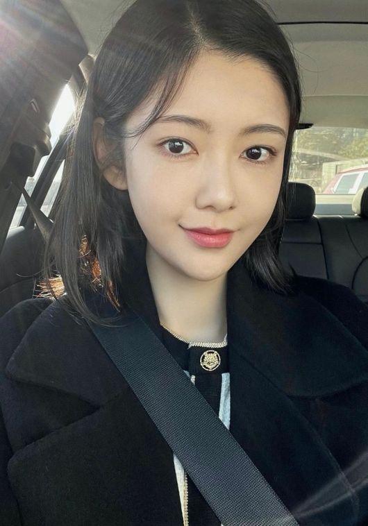 Actor Na Hye-mi showed off her unwavering beauty.Na Hye-mi posted a picture on her personal instagram on the 20th with an article called Warm.Na Hye-mi in the public photo is taking a self-portrait for a long time and conveying the current situation.Na Hye-mi, who boasts a calm visual with a white face, clear features and a hairstyle, is still admiring with beauty.Eric Mun, who saw this, clicked Like in the post and commented on it as I am warm and attracted attention by showing the love figure.Na Hye-mi, meanwhile, married mythical member Eric Mun in 2017.na hye-mi SNS