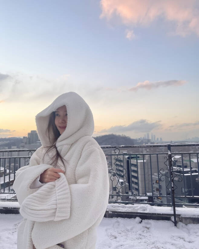 Actor Si-a Jeong showed off his neat visualsSi-a Jin posted a picture on his 21st day through his instagram saying It was a snowy day last day.The photo shows Si-a Jeong, who is looking at the roof of the house, wearing a thick white coat in the cold weather and then looking for the roof.Si-a Jeong, who is smiling palely as she looks into her eyes, glowed a friendly, makeup-free face, even though she covered her face with a hat.Here, while showing off the neat atmosphere, the appearance of the beauty focused attention.Meanwhile, Si-a Jing married Do-bin Baek, son of Actor Baek Yoon-sik in 2009, and has one male and one female