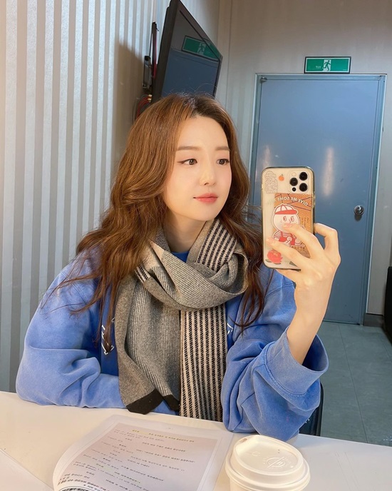 Kim So-young posted a picture on his Instagram on the 21st with an article called Good Morning.Kim So-young in the public photo is a studio for broadcasting recording.Kim So-young, dressed in a man-to-man and shawl, finished her hair and makeup and boasted a colorful look, especially the clean pink sneakers that she first wore.Kim So-young said, It is a morning that happened very quickly. People are talking about new shoes today. I did my best today.Meanwhile, Kim So-young has a daughter with Oh Sang-jin, an announcer, and marriage.Photo: Kim So-young Instagram