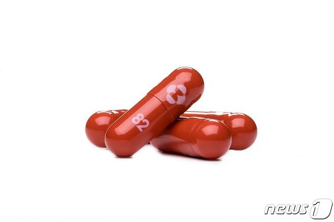 미국 제약회사 머크앤드컴퍼니가 개발한 신종 코로나바이러스 감염증 경구용 치료약 몰누피라비르 모형 © AFP=뉴스1