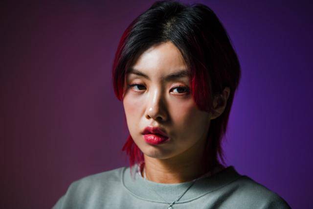 '엄마는 이래야 돼' '며느리는 이래야 돼' '여자는 이래야 돼' '댄서는 이래야 돼'…. 댄서 아이키(32)는 이 같은 세상의 규정에 저항하며 살아가는 모습만으로, 동시대를 살아가는 다른 여성들에게 해방감을 선사한다. "엄마가 집에서 애는 안 키우고 뭐해?" "집안일은 대체 누가 해?" 무례한 질문에 반박하고 고정관념을 전복하는 그의 유쾌한 수단은 춤이다. 한지은 인턴기자