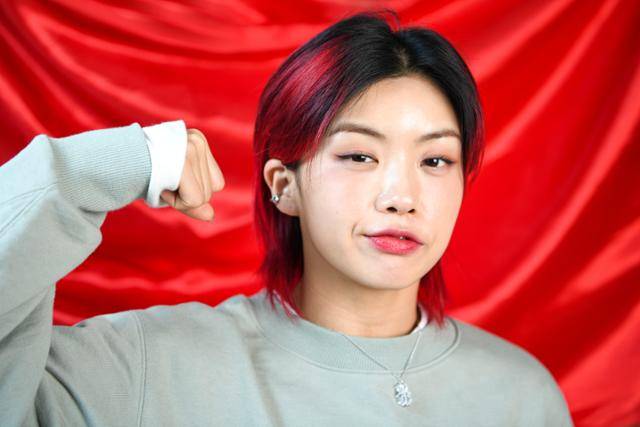 그는 아이키로 고유하나, 동시에 훅이 있어 존재한다. 아이키는 6년가량 자신이 가르쳐온 제자들을 이끌고 '스우파'에 나갔다. 이들은 아이키가 동네의 작은 댄스 학원에서 강사로 일할 때 만난 멤버들이다. 처음 만났을 때 초등학교 6학년이었던 안경 쓴 선윤경은 무대 위에서 성숙함을 뽐내는 댄서가 됐다. ‘아직 아기 같아 섹시 콘셉트가 어색하다’는 다른 댄서들의 혹평에, 아이키는 황급히 마이크를 쥐고 팀원을 변호했다. “윤경이, 지금까지 제가 본 모습 중 제일 섹시했습니다.” 아이키는 그런 리더다. 한지은 인턴기자